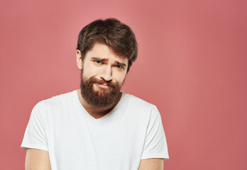Obraz premium man grimacing on pink background cropped view Copy Space