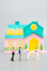 Obraz premium Miniature people PPE medical visit for check coronavirus at home , Health care concept