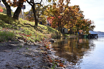 紅葉シーズンの榛名湖湖畔