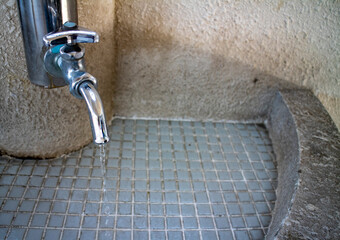 水が流れるレトロなタイル貼り洗面所の蛇口
the retro tiled sink and faucet, tap...
