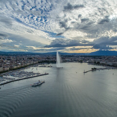 Le jet d'eau de Genève sous les nuages en fin de journée.