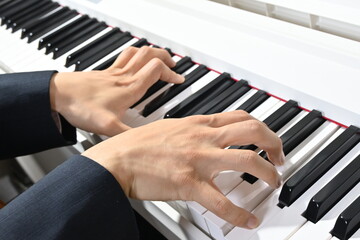 電子ピアノを弾く