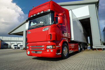 Einsauberer Lastkraftwagen verläßt eine Truckwash-Anlage, Symbolfoto.