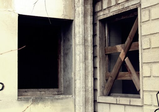 Ventanas de un edificio abandonado. Ventanas rotas tras ser vandalizado el edificio.