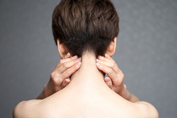 首筋の痛みに悩む中年の日本人女性