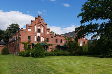 Fototapeta na wymiar Marstall Schloss und Schlosspark Wiligrad