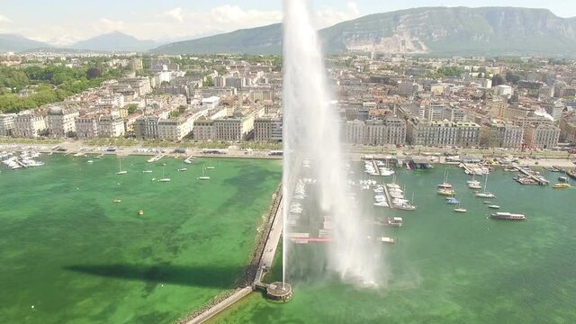 Autour du jet d'eau de Gen&egrave;ve
Rotation en partant du millieu de la rade, puis en d&eacute;couvrant la rive gauche de la ville d&eacute;rri&egrave;re