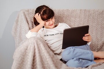 Niña viendo la tablet y escuchando música 