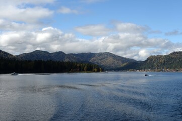 Obraz premium Motor boats on Lake Teletskoye. Altai Republic