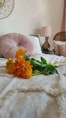 Piękna sypialnia w romantycznym stylu, kwiaty na dzień kobiet, bukiet na dzień matki