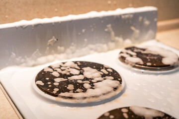The electric cooker is soaked in a special detergent