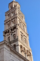 Alter Kirchturm einer Kirche in Kroatien.