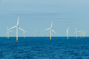 Offshore Windpark mit Windeärdern in der Nordsee, Atlantik