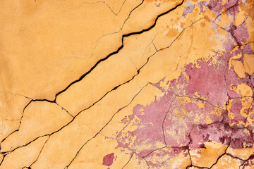 Obraz premium The texture of an old brick wall with cracks. The aesthetics of destruction.