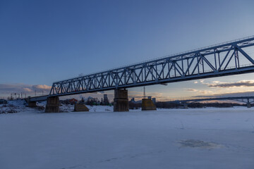 Obraz premium railway bridge winter. Railway bridge over the river. Steel structure, railway.