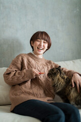 猫におやつをあげる女性