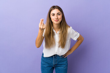 Obraz na płótnie Canvas Young woman over isolated purple background making Italian gesture