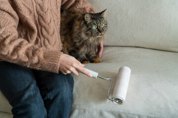 部屋の掃除をする女性