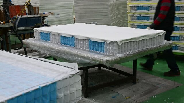 Production of modern spring mattresses Pocket independent 7 different zones. with Air gun for shooting spring mattress