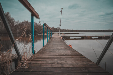 Obraz premium Pier at the lake in Altwarmbüchen