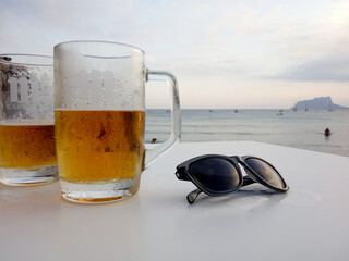 Cervezas mirando al mediterráneo