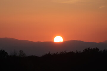 Sonnenuntergang über Hügel 