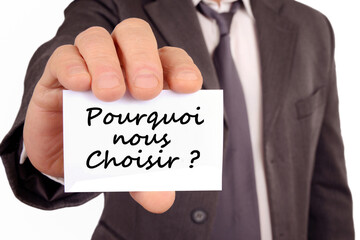 Homme tenant une carte sur laquelle est écrit pourquoi nous choisir