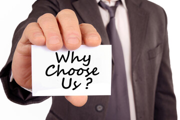 Homme tenant une carte sur laquelle est écrit pourquoi nous choisir
