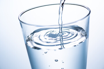 コップに水を注ぐ