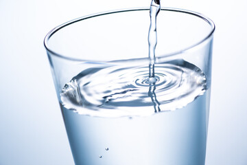 グラスに水を注ぐ