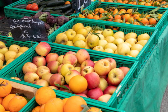 Etal de pommes au march&eacute;