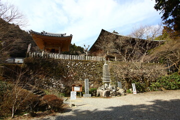 国東半島の両子寺鐘堂と本堂