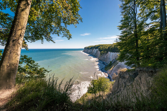 Kreidefelsen an der K&uuml;ste des Insel R&uuml;gen im Sommer vor blauem Himmel in Mecklenburg-Vorpommern