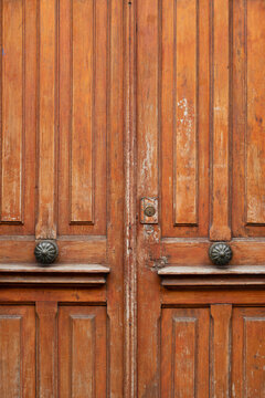 Punta Arenas no Chile.  Portas r&uacute;sticas de casas. 