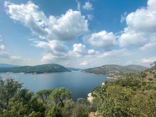 Obraz premium Pantano de San Juan on a sunny day with nice clouds. San Juan reservoir near Pelayos de la presa in Madrid