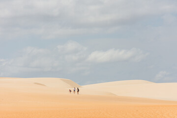 Pessoas caminhando no deserto