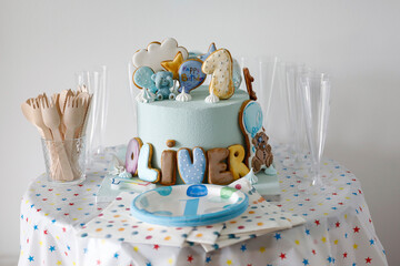 urodzinowy stół z tortem dla dziecka - obrazy, fototapety, plakaty