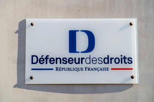 Enseigne du D&eacute;fenseur des Droits de la R&eacute;publique fran&ccedil;aise, sur la fa&ccedil;ade de son si&egrave;ge &agrave; Paris &ndash; f&eacute;vrier 2021 (France)