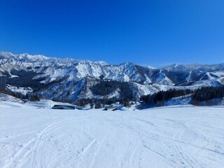 快晴のスキー場、最高のコンデションのゲレンデ、雪山です。