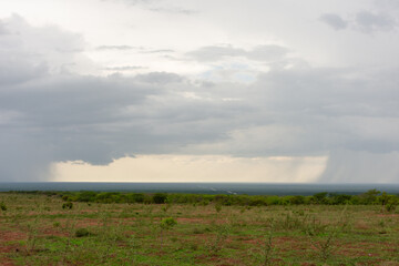 Enardecer com cú escuro e nuvens de chuva