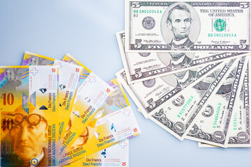 Banknoty w dolarach amerykańskich i frankach szwajcarskich
