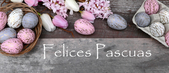 Carte de Pâques: oeufs de Pâques avec des fleurs et le texte Joyeuses Pâques