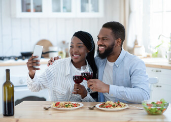 Obraz na płótnie Canvas Happy Moments. Cheerful Black Couple Taking Selfie, Having Romantic Date At Home