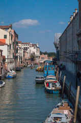 Typische Szene in Venedig. Blick auf einen Kanal, gesäumt vom alten Gebäuden, mit Brücken und Gondeln