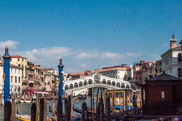 Fototapeta na wymiar Typische Szene in Venedig. Blick auf einen Kanal, gesäumt vom alten Gebäuden, mit Brücken und Gondeln