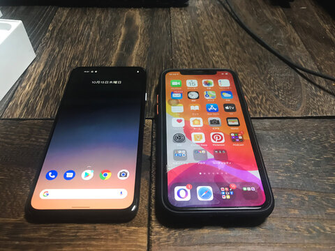 Google Pixel 4a 5GとiPhone 11 Pro。AndroidとiOS スマートフォン。2020年10月撮影/日本