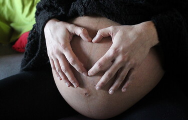Donna incinta che aspetta il suo amato bambino