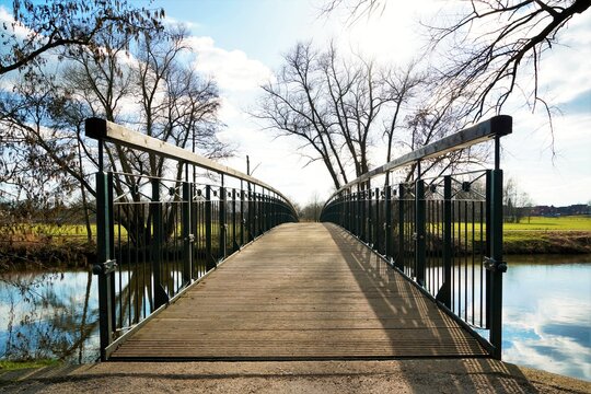Br&uuml;cke  &uuml;ber die Ems in der N&auml;he von Telgte, Nordrhein Westfalen. Winterliche Landschaft am Fluss mit kahlen B&auml;umen und sonnigem Wetter.