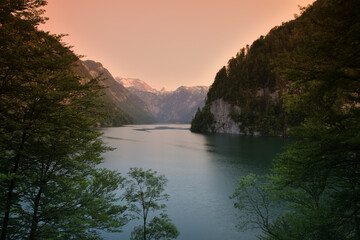 Der K&ouml;nigssee vom Malerwinkel gesehen im Abendrot
mit den Bergen im Hintergrund
