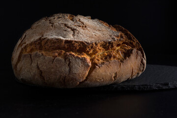 Pan artesanal sobre fondo negro
